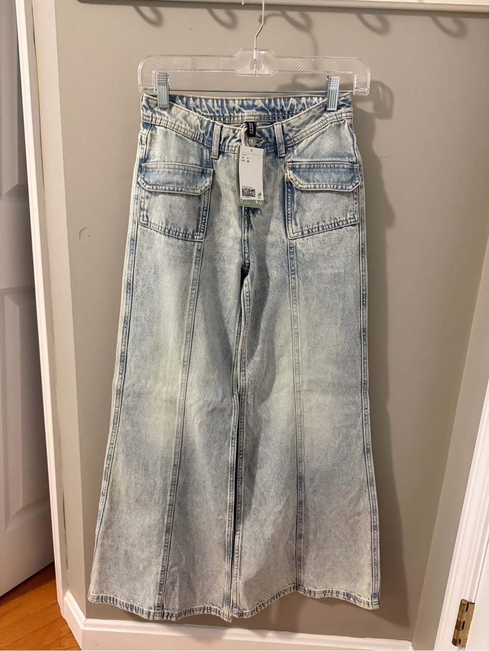 NEW WITH TAGS H and M Light Wash Wide-Leg Women’s Jeans with Front Patch Pockets